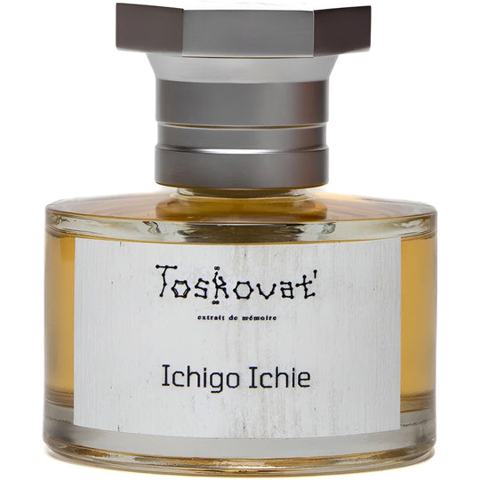 Decant de la marca Toskovat con diseño inspirado en ICHIGO ICHIE, muestra detalles decorativos en vidrio transparente.