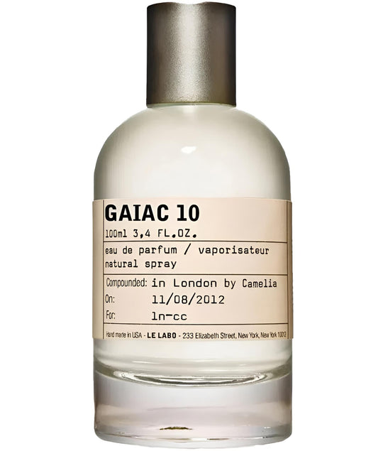 Decant de Gaiac 10 de Le Labo, frasco de perfume con diseño elegante, muestra el producto de aroma amaderado y sofisticado.