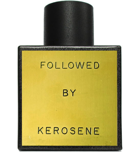 Decant KEROSENE FOLLOWED con diseño moderno y transparente, mostrando su forma elegante y detalles del producto en la imagen.