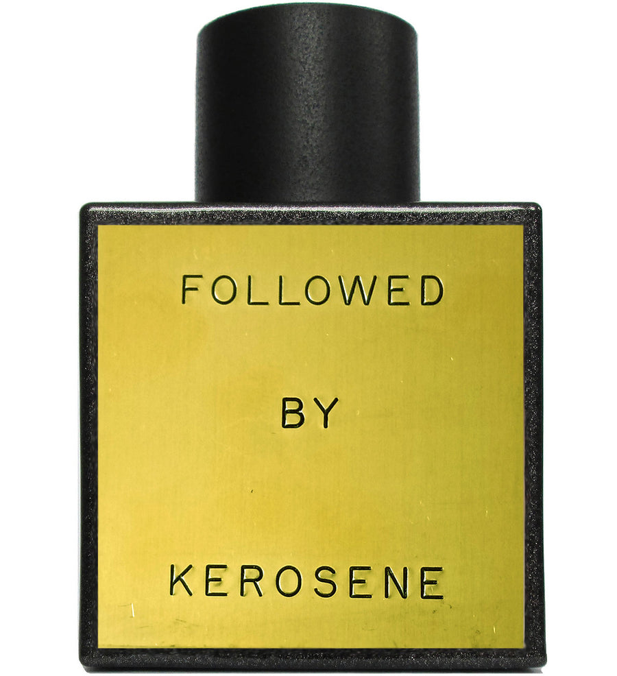 Decant KEROSENE FOLLOWED con diseño moderno y transparente, mostrando su forma elegante y detalles del producto en la imagen.